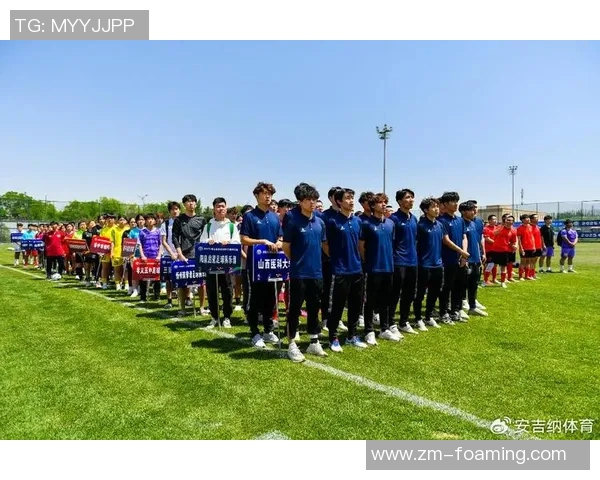 足球明星齐聚一堂会议现场真实图片展示精彩瞬间与互动交流